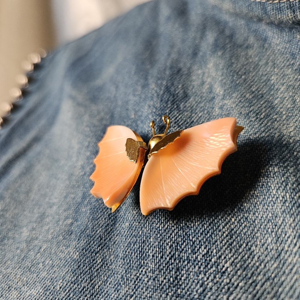 Vintage Pink Conch Shell Butterfly Gold Tone Brooch